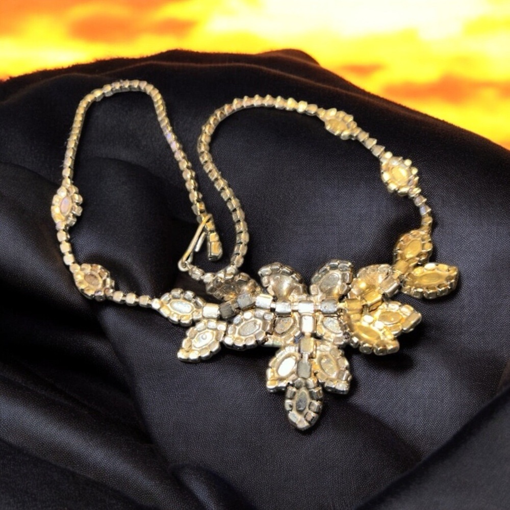 Vintage Rhinestone Leaf Flower Gold Tone Floral Unisigned Necklace - Picture 3 of 3